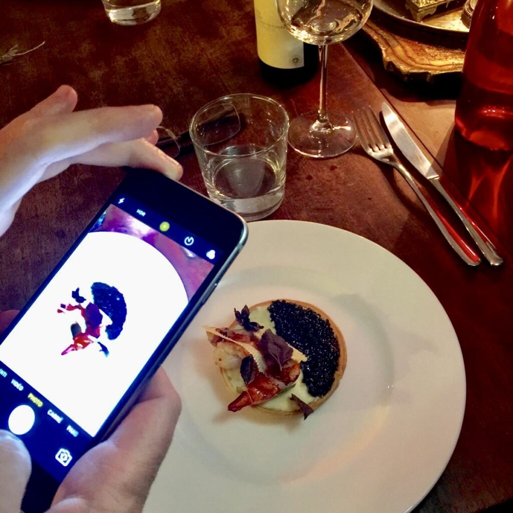 Ecrevisse et caviar au Co à Paris un client prend une photo du plat