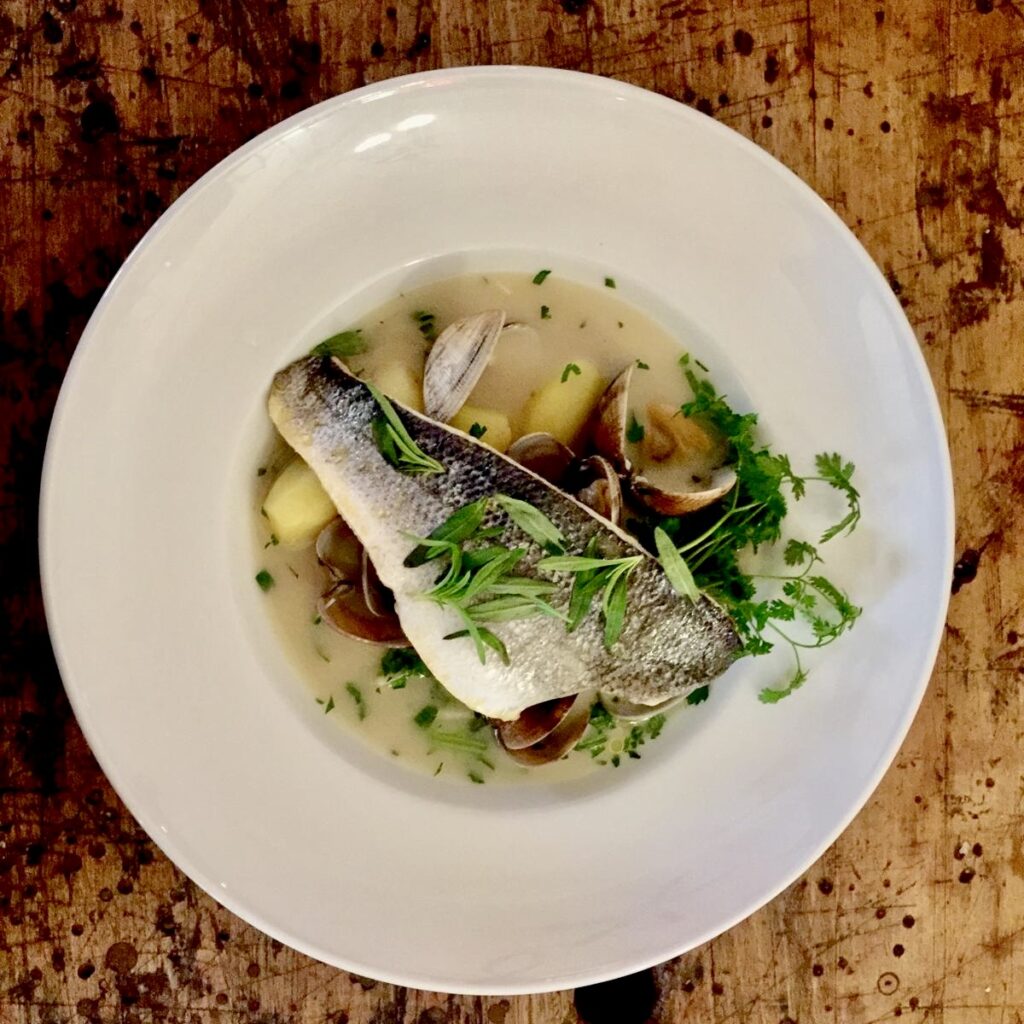 Plat de bar frais au bouillon restaurant Co paris 18