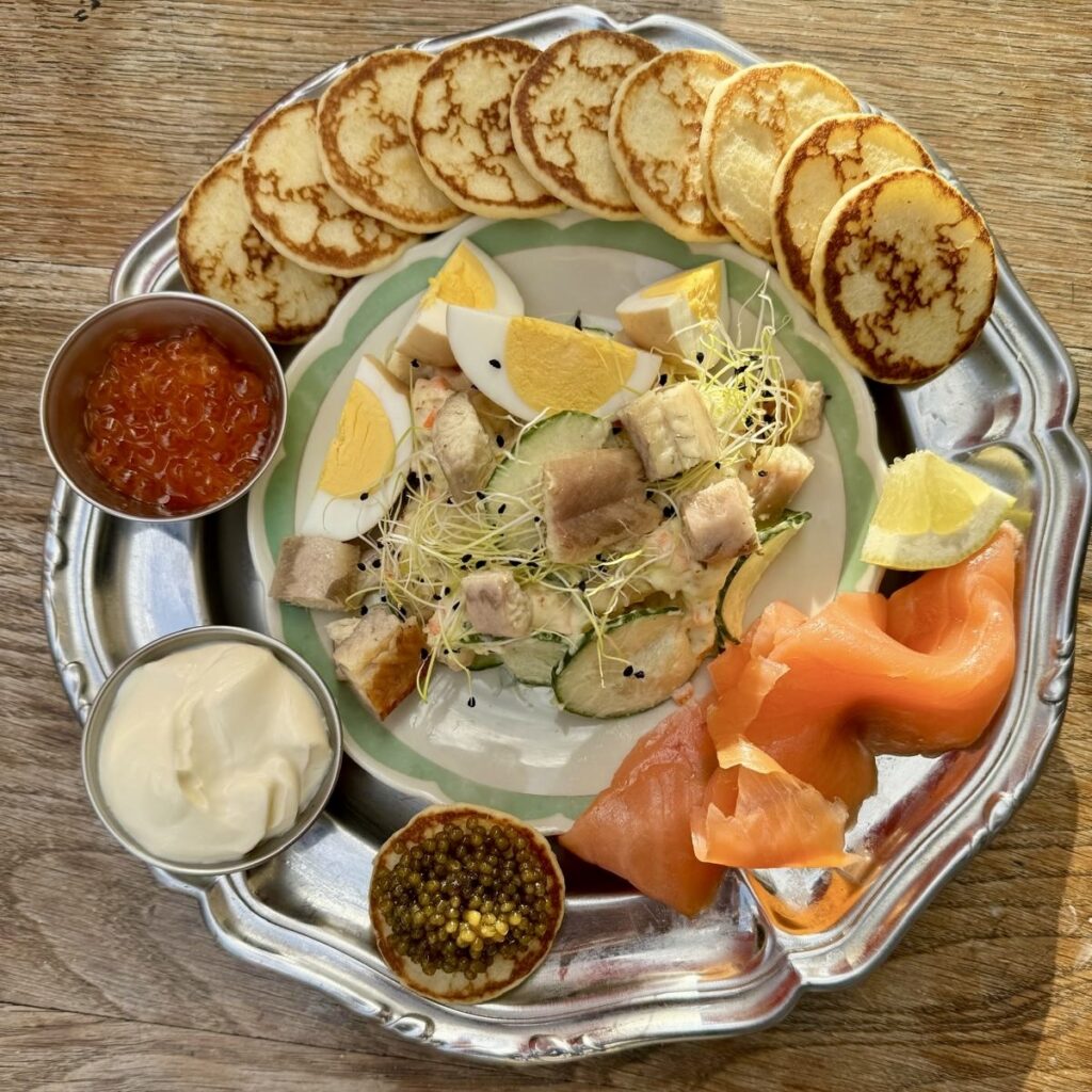 Sélection de caviar et saumon fumé par KVR au restaurant Co