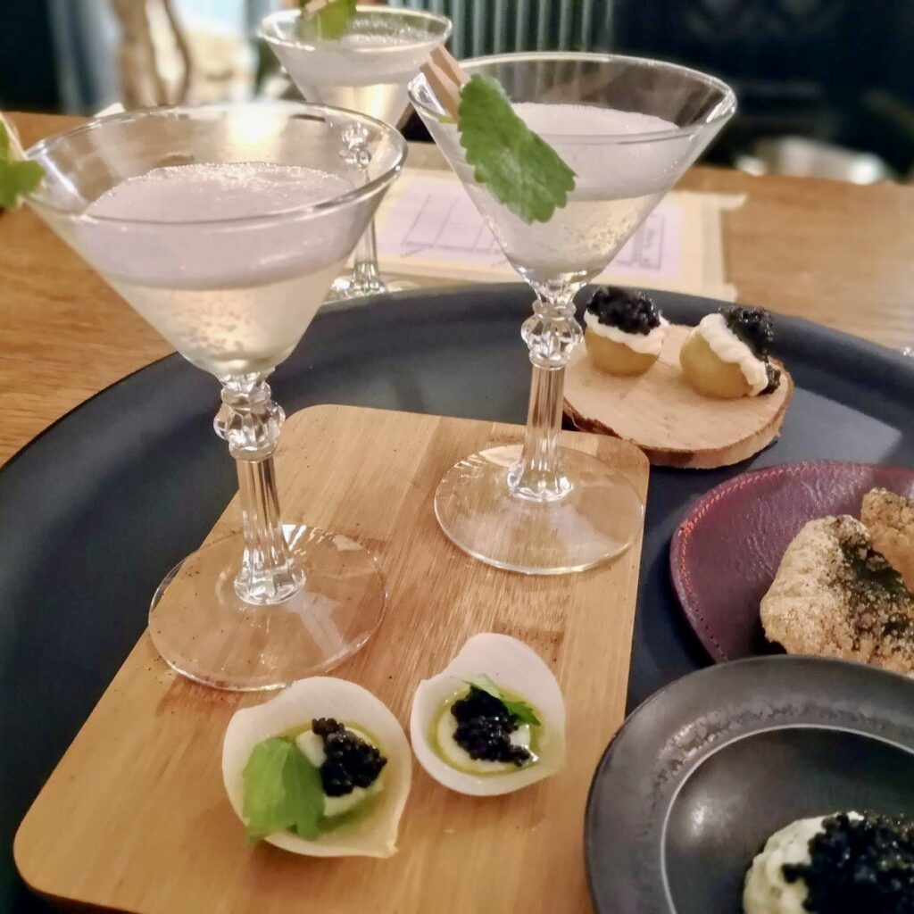Cocktail et caviar au bar restaurant CO Paris 18